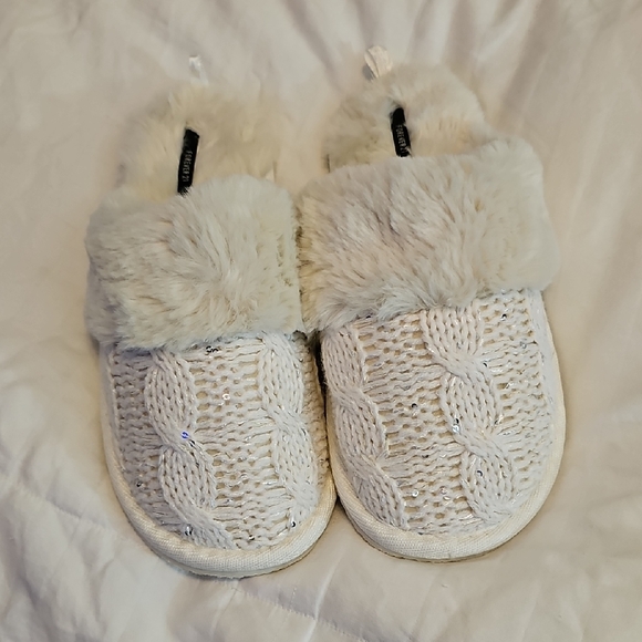 Forever 21 Shoes - NWT Forever 21 Cream Knit Fuzzy Slippers Womens Large